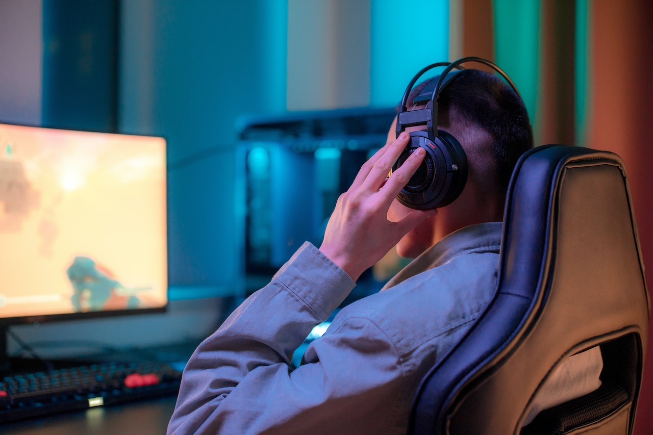 PC Gamer listening to music while playing